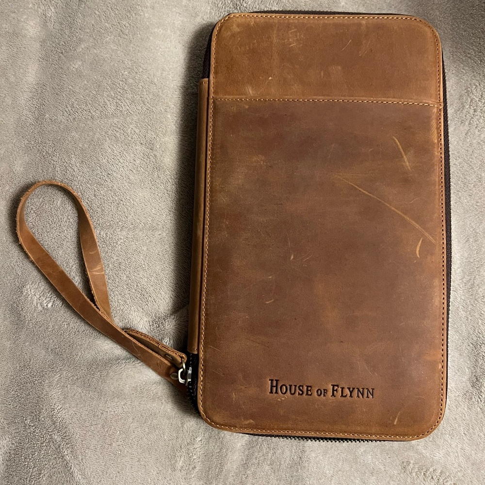 House of Flynn travelers wallet